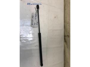 Gebruikte Kofferdekseldemper rechts-achter Citroen C4 Berline (NC) 1.6 16V VTi Prijs € 10,00 Margeregeling aangeboden door Autobedrijf Brooks