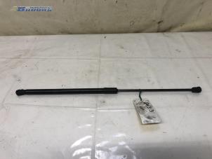 Gebruikte Kofferdekseldemper links-achter Opel Corsa E 1.0 SIDI Turbo 12V Prijs € 15,00 Margeregeling aangeboden door Autobedrijf Brooks