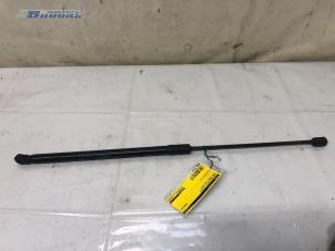 Gebruikte Kofferdekseldemper rechts-achter Opel Corsa E 1.0 SIDI Turbo 12V Prijs € 15,00 Margeregeling aangeboden door Autobedrijf Brooks