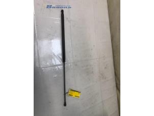 Gebruikte Achterklepdemper rechts-achter Nissan Juke (F15) 1.6 16V Prijs € 15,00 Margeregeling aangeboden door Autobedrijf Brooks