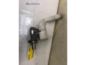 Gebruikte Hoofdremcilinder Nissan Juke (F15) 1.6 16V Prijs € 40,00 Margeregeling aangeboden door Autobedrijf Brooks