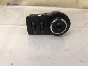 Gebruikte Schakelaar Licht Opel Insignia Sports Tourer 1.6 Turbo 16V Ecotec Prijs € 15,00 Margeregeling aangeboden door Autobedrijf Brooks