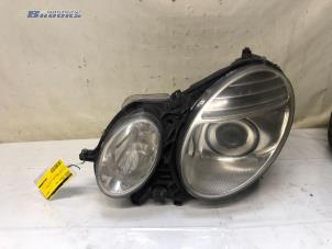Gebruikte Linker Koplamp Mercedes E (W211) 2.2 E-200 CDI 16V Prijs € 300,00 Margeregeling aangeboden door Autobedrijf Brooks