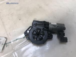 Gebruikte Schuifdak Motor Mercedes A (W176) 1.6 A-180 16V Prijs € 50,00 Margeregeling aangeboden door Autobedrijf Brooks