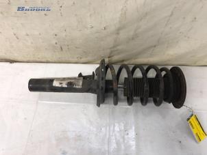 Gebruikte Mac Phersonpoot rechts-voor Volvo XC60 I (DZ) 2.4 D5 20V AWD Geartronic Prijs € 75,00 Margeregeling aangeboden door Autobedrijf Brooks