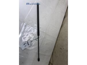 Gebruikte Kofferdekseldemper links-achter Opel Adam 1.4 16V Prijs € 15,00 Margeregeling aangeboden door Autobedrijf Brooks