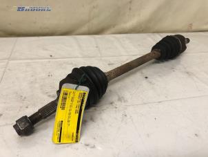 Gebruikte Aandrijfas links-voor Peugeot 207/207+ (WA/WC/WM) 1.4 16V Vti Prijs € 30,00 Margeregeling aangeboden door Autobedrijf Brooks