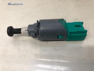 Nieuwe Remlicht Schakelaar Opel Movano 2.3 CDTi 16V FWD Prijs € 12,10 Inclusief btw aangeboden door Autobedrijf Brooks