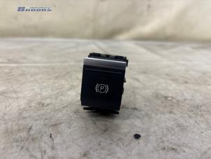 Gebruikte Handrem schakelaar Audi RS 3 Sportback (8YA) 2.5 TFSI 20V Quattro Prijs € 20,00 Margeregeling aangeboden door Autobedrijf Brooks