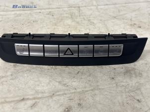 Gebruikte Schakelaar Paniekverlichting Mercedes B (W246) 1.5 B-180 CDI,d 16V Prijs € 30,00 Margeregeling aangeboden door Autobedrijf Brooks