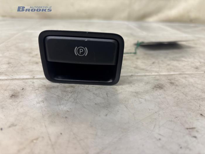Gebruikte Handrem schakelaar Mercedes B (W246/W242) 1.5 B-180 CDI,d 16V Prijs € 10,00 Margeregeling aangeboden door Autobedrijf Brooks