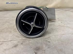 Gebruikte Luchtrooster Dashboard Mercedes B (W246) 1.5 B-180 CDI,d 16V Prijs € 20,00 Margeregeling aangeboden door Autobedrijf Brooks