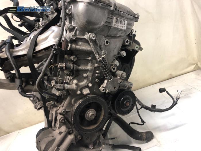 Motor van een Toyota Avensis Wagon (T27) 1.8 16V VVT-i 2015