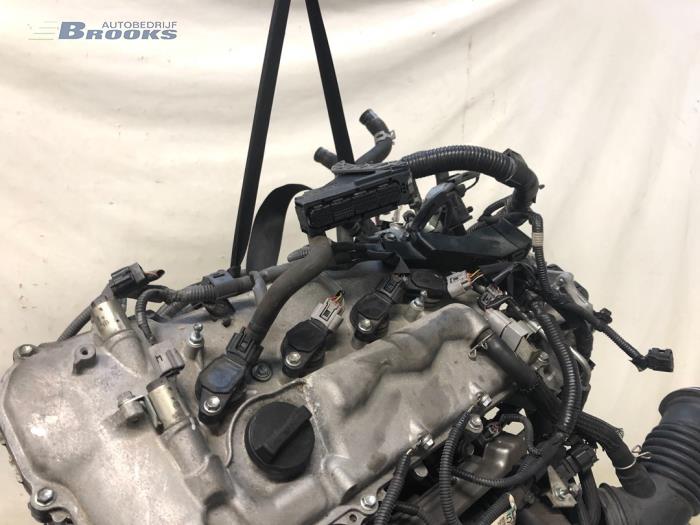 Motor van een Toyota Avensis Wagon (T27) 1.8 16V VVT-i 2015