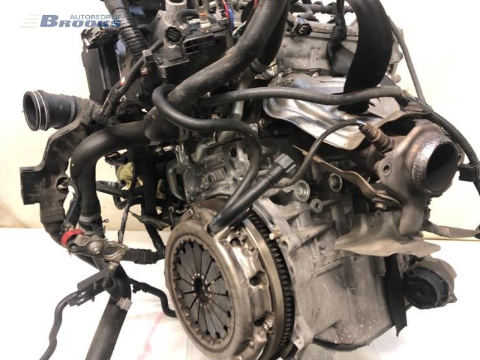 Motor van een Toyota Avensis Wagon (T27) 1.8 16V VVT-i 2015