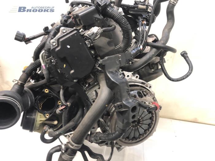 Motor van een Toyota Avensis Wagon (T27) 1.8 16V VVT-i 2015