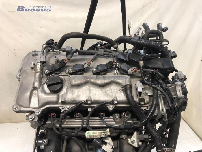 Motor van een Toyota Avensis Wagon (T27) 1.8 16V VVT-i 2015