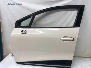 Gebruikte Deur 4Deurs links-voor Renault Clio IV (5R) 0.9 Energy TCE 90 12V Prijs € 250,00 Margeregeling aangeboden door Autobedrijf Brooks