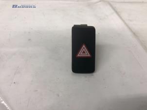 Gebruikte Alarmlicht Schakelaar Toyota Avensis Wagon (T27) 1.8 16V VVT-i Prijs € 25,00 Margeregeling aangeboden door Autobedrijf Brooks