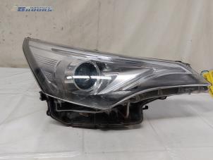 Gebruikte Rechter Koplamp Toyota Avensis Wagon (T27) 1.8 16V VVT-i Prijs op aanvraag aangeboden door Autobedrijf Brooks