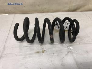 Gebruikte Schroefveer achter Renault Clio IV (5R) 0.9 Energy TCE 90 12V Prijs € 15,00 Margeregeling aangeboden door Autobedrijf Brooks