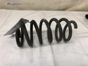 Gebruikte Schroefveer achter Renault Clio IV (5R) 0.9 Energy TCE 90 12V Prijs € 15,00 Margeregeling aangeboden door Autobedrijf Brooks