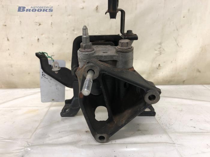 Motorsteun van een Toyota Avensis Wagon (T27) 1.8 16V VVT-i 2015