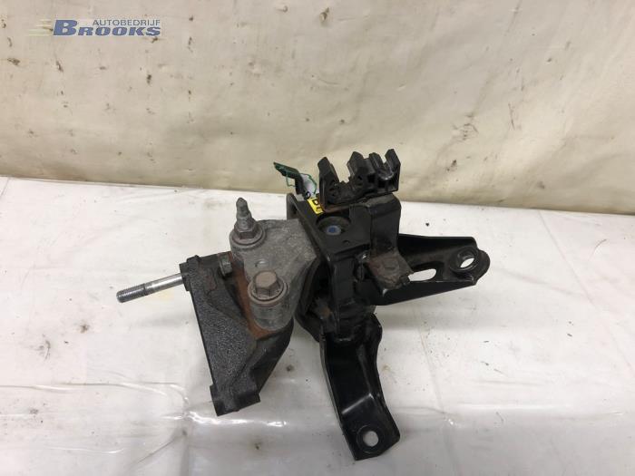 Motorsteun van een Toyota Avensis Wagon (T27) 1.8 16V VVT-i 2015