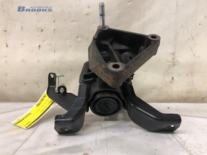 Motorsteun van een Toyota Avensis Wagon (T27) 1.8 16V VVT-i 2015