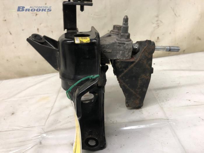 Motorsteun van een Toyota Avensis Wagon (T27) 1.8 16V VVT-i 2015