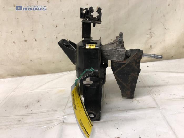 Motorsteun van een Toyota Avensis Wagon (T27) 1.8 16V VVT-i 2015