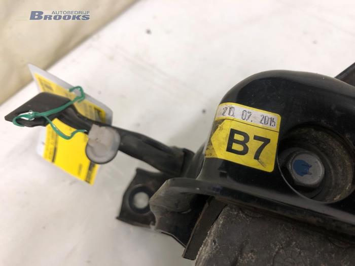 Motorsteun van een Toyota Avensis Wagon (T27) 1.8 16V VVT-i 2015