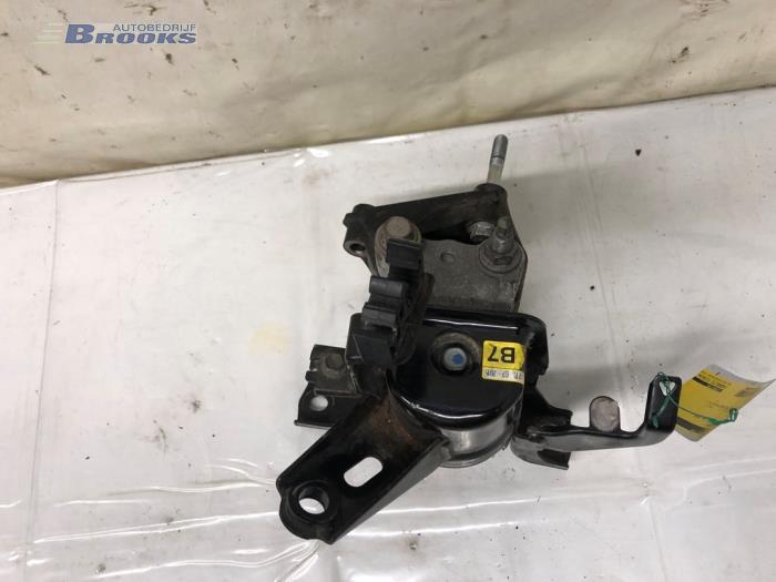 Motorsteun van een Toyota Avensis Wagon (T27) 1.8 16V VVT-i 2015