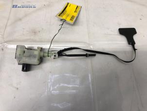 Gebruikte Motor Tankklepvergrendeling Toyota Avensis Wagon (T27) 1.8 16V VVT-i Prijs € 100,00 Margeregeling aangeboden door Autobedrijf Brooks