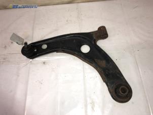 Gebruikte Triangel links-voor Toyota Urban Cruiser 1.33 Dual VVT-I 16V 2WD Prijs € 30,00 Margeregeling aangeboden door Autobedrijf Brooks