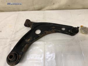Gebruikte Draagarm rechts-voor Toyota Urban Cruiser 1.33 Dual VVT-I 16V 2WD Prijs € 40,00 Margeregeling aangeboden door Autobedrijf Brooks