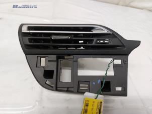 Gebruikte Luchtrooster Dashboard Citroen C4 Grand Picasso (3A) 1.2 12V PureTech 130 Prijs € 50,00 Margeregeling aangeboden door Autobedrijf Brooks