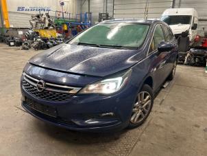 Gebruikte Fusee links-voor Opel Astra K Sports Tourer 1.6 CDTI 110 16V Prijs € 30,00 Margeregeling aangeboden door Autobedrijf Brooks