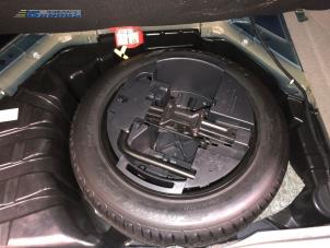 Gebruikte Krikset + reservewiel Renault Scénic II (JM) 1.6 16V Prijs € 75,00 Margeregeling aangeboden door Autobedrijf Brooks