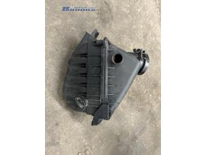 Gebruikte Luchtfilterhuis Audi A4 Avant (B6) 3.0 V6 30V Quattro Prijs € 15,00 Margeregeling aangeboden door Autobedrijf Brooks