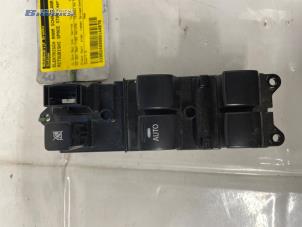 Gebruikte Ruit schakelaar elektrisch Mitsubishi Space Star (A0) 1.2 12V Prijs € 25,00 Margeregeling aangeboden door Autobedrijf Brooks