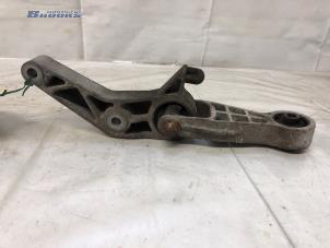 Gebruikte Versnellingsbak Steun Opel Combo Tour (Corsa C) 1.4 16V Twin Port Prijs € 20,00 Margeregeling aangeboden door Autobedrijf Brooks