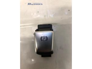 Gebruikte Handrem schakelaar Mercedes C (W205) C-180 1.6 16V Prijs € 10,00 Margeregeling aangeboden door Autobedrijf Brooks