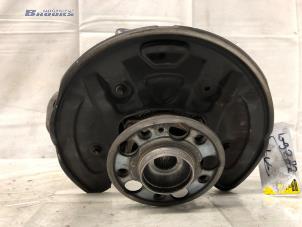 Gebruikte Asschenkel links-achter Mercedes C (W205) C-180 1.6 16V Prijs € 35,00 Margeregeling aangeboden door Autobedrijf Brooks