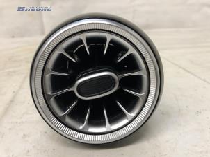 Gebruikte Luchtrooster Dashboard Mercedes C (W205) C-180 1.6 16V Prijs € 20,00 Margeregeling aangeboden door Autobedrijf Brooks