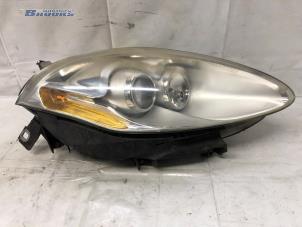 Gebruikte Rechter Koplamp Fiat Bravo (198A) 1.4 T-Jet 16V 120 Prijs € 250,00 Margeregeling aangeboden door Autobedrijf Brooks