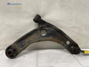Gebruikte Draagarm rechts-voor Toyota Yaris II (P9) 1.33 16V Dual VVT-I Prijs € 30,00 Margeregeling aangeboden door Autobedrijf Brooks
