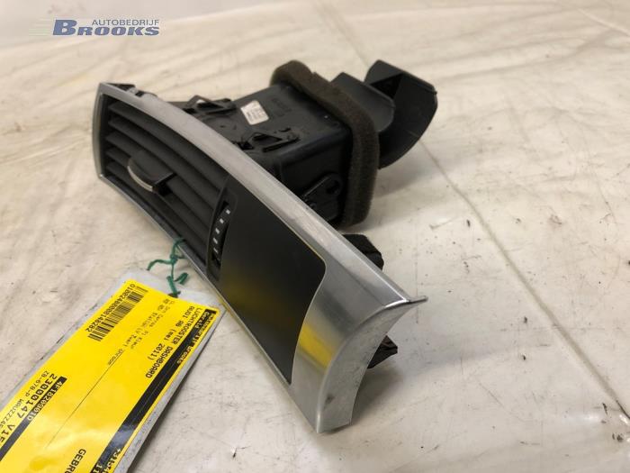 Luchtrooster Dashboard van een Audi A6 Avant (C6) 2.7 TDI V6 24V 2011