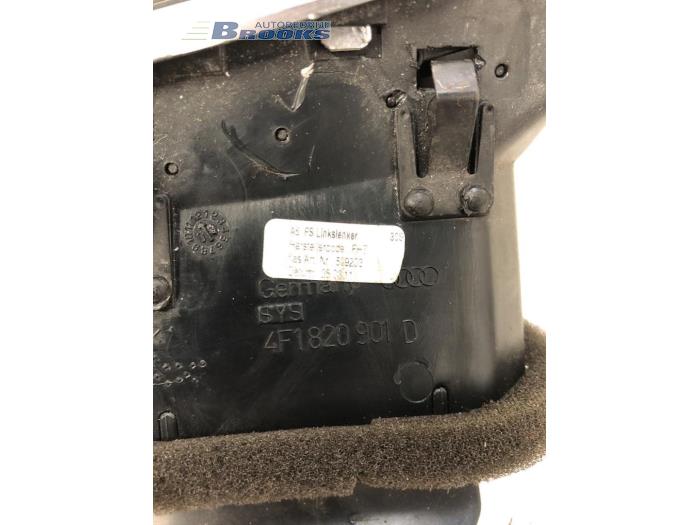 Luchtrooster Dashboard van een Audi A6 Avant (C6) 2.7 TDI V6 24V 2011