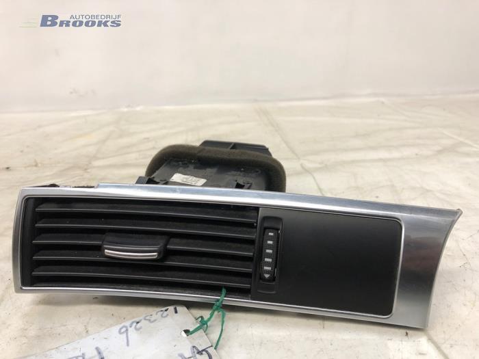 Luchtrooster Dashboard van een Audi A6 Avant (C6) 2.7 TDI V6 24V 2011